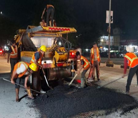 PUPR Riau terus menggesa perbaikan jalan dalam Kota Pekanbaru.(foto: mcr)