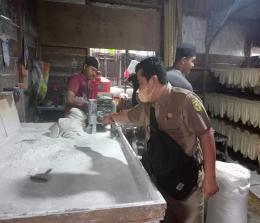Petugas saat meninjau UMKM pembuatan Mie Sagu di Selatpanjang, Kabupaten Kepulauan Meranti