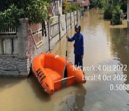 BPBD Kota Pekanbaru menurunkan perahu karet di lokasi banjir (foto/ist)