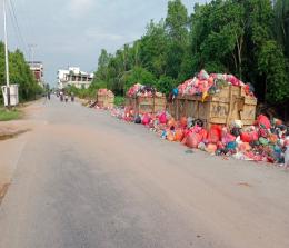 Sampah tampan menumpuk dan berserakan di pinggir jalan salah satu sudut Kota Selatpanjang