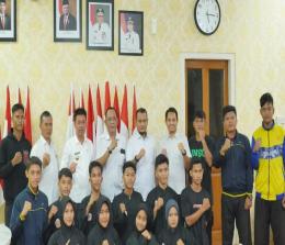 Bupati Rohil Afrizal bersama para atlet pencak silat ke Kejurda Riau (foto/Zal)