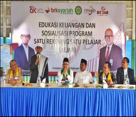 OJK Provinsi Riau bersama Bank Riau Kepri Syariah (BRKS) Cabang Selatpanjang saat menggelar sosialisasi program KEJAR di Ponpes Darul Fikri