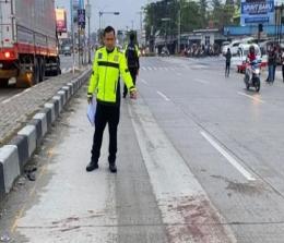 Petugas Satlantas Polresta Pekanbaru di Simpang Panam Pekanbaru usai kasus tabrak lari yang menewaskan pelajar asal Sumbar.(foto: antarariau.com)