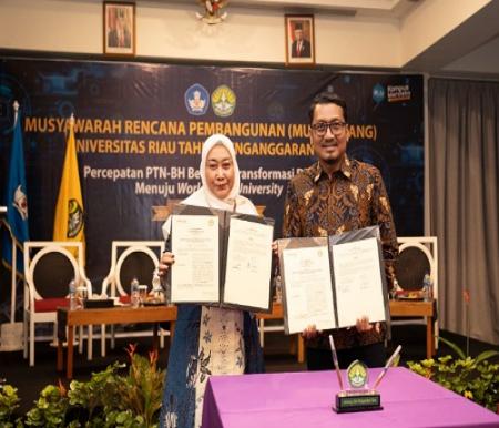 Rektor Unri bersama Vice President Consumer Business Telkomsel Area Sumatera.(foto: istimewa)
