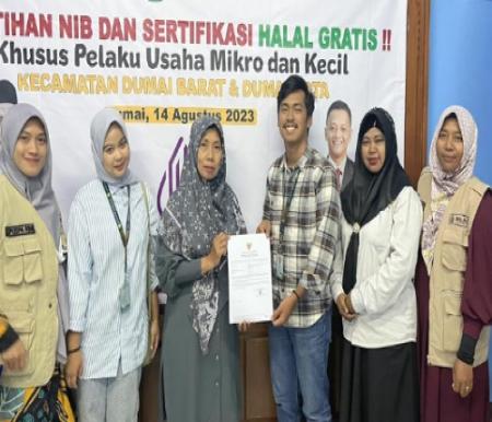 Mahasiswa Kukerta Unri dan Kadin Dumai gelar sosialisasi NIB dan Sertifkasi Halal untuk UMKM Bukit Timah.(foto: istimewa)