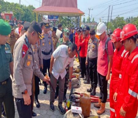 Kapolres Pelalawan, AKBP Suwinto saat meninjau kesiapan perakatan penanganan Karhutla di Pelalawan.(foto: andi/halloriau.com)