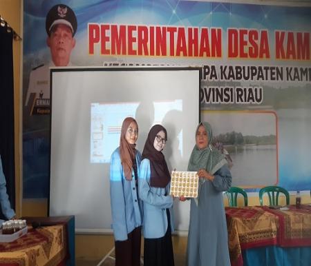 Mahasiswa Kukerta Unri sosialisasi branding dan Medsos Dapur KWT dengan bagi Desa Kampar (foto/ist)