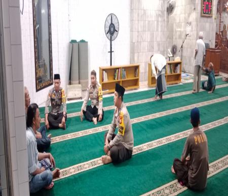 Bhabinkamtibmas Polsek Pekanbaru Kota berdialog dengan masyarakat usai salat Subuh di Masjid Nurul Iman (foto/ist)