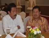 Bupati Bengkalis Amril Mukminin berbincang bersama Wagub Kepulauan Ria sebelum mengkuti Rakor di Balai Serindit, Pekanbaru.