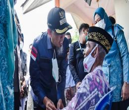 Walikota Dumai Paisal meninjau kegiatan vaksinasi Covid-19 bagi lansia di Kecamatan Dumai Kota baru-baru ini.