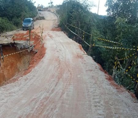 Perbaikan jalan longsor di Desa Rokan Koto Ruang, Kecamatan Rokan IV Koto, Rohul (foto/int)