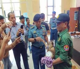Petugas BC Dumai menggendong salah satu anak orang utan yang hendak diselundupkan ke Malaysia. 