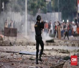 Bentrok polisi dan massa di Tanah Abang, Rabu (22/5) dini hari. FOTO: CNN Indonesia/Andry Novelino