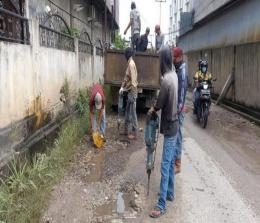 Perbaikan jalan rusak di Jalan Siak, Kelurahan Tampan, Kecamatan Payung Sekaki.