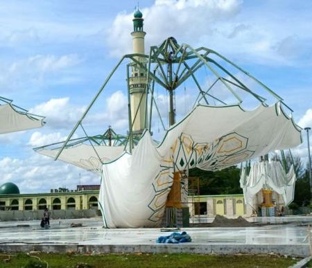Payung elektrik Masjid Raya An-Nur rusak akibat hujan badai di Pekanbaru (foto/int)