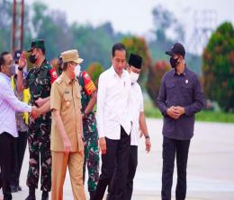 Gubernur Riau Syamsuar menyambut kedatangan Presiden Jokowi (foto/int)