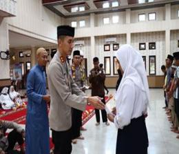 Kapolres Rohil AKBP Andrian Pramudianto memberikan santunan kepada anak yatim (foto/Zal)