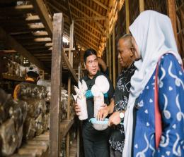 Anggota DPR RI, Achmad saat kunjungi sentra budidaya jamur di Pekanbaru (foto/ist)