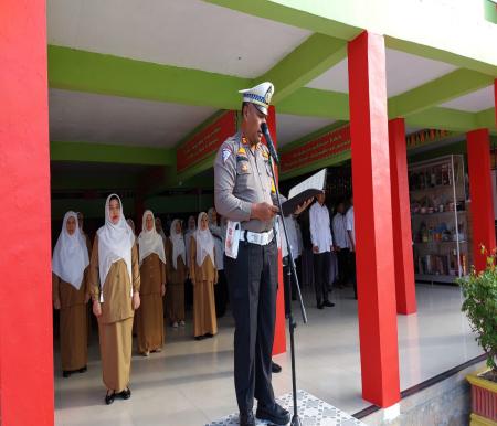 Wakasat Lantas Dasmaliki jadi pembina upacara di SMAN 6 Pekanbaru (foto/bayu-halloriau)
