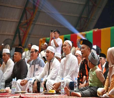 Walikota Dumai Paisal duduk berdampingan dengan Ketua MPC Pemuda Pancasila Kota Dumai Abdul Kadir pada acara Tabligh Akbar bersama Ustadz Das