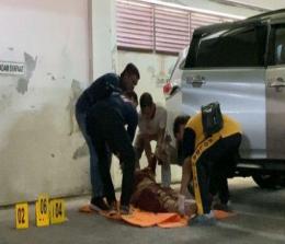 Tim Inafis Polresta Pekanbaru mengvakuasi jasad korban tewas dalam mobil di parkiran basement DPRD Riau.(foto: tribunpekanbaru.com)