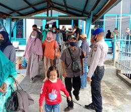 Setiap calon penumpang yang akan melakukan keberangkatan di Pelabuhan Tanjung Harapan wajib menunjukkan sertifikat vaksinasi