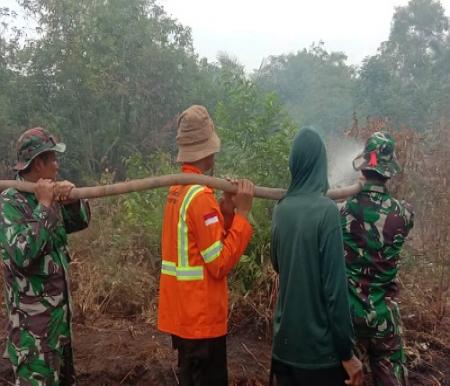 Pemadaman kebakaran lahan 6,8 Hektare di Dumai.(foto: bambang/halloriau.com)