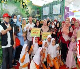 DLHK Riau berikan Jasa Prestasi untuk Sekolah Adiwiyata di Riau Expo 2022.(foto: mcr)