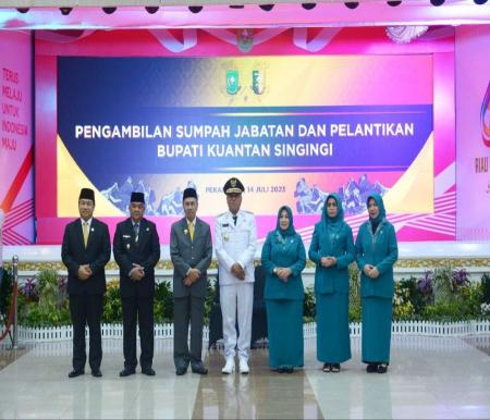Gubernur Riau, Syamsuar bersama Bupati Kuansing, Suhardiman Amby.(foto: mcr)