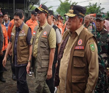 Gubri Edy Natar Nasution mendampingi Kepala BNPB Suharyanto peninjauan posko bencana banjir di Rumbai, Kamis (18/1/2024).