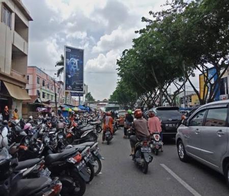 Parkir liar bikin macet di Pekanbaru.(ilustrasi/int)