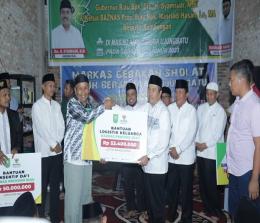 Gubernur Riau, Syamsuar menyalurkan bantuan dari Baznas Riau kepada para dai dan dhuafa di Ujung Batu, Rohul.(foto: mcr)