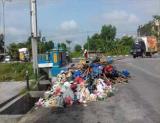 Tumpukan sampah di Jalan Jendral Soekarno Hatta-Jalan Jenderal, Pekanbaru.