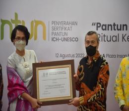Gubernur Riau Syamsuar menerima sertifikat pantun dari UNESCO yang diserahkan Sekjen Kemendikbudristek Suharti.(foto: mcr)