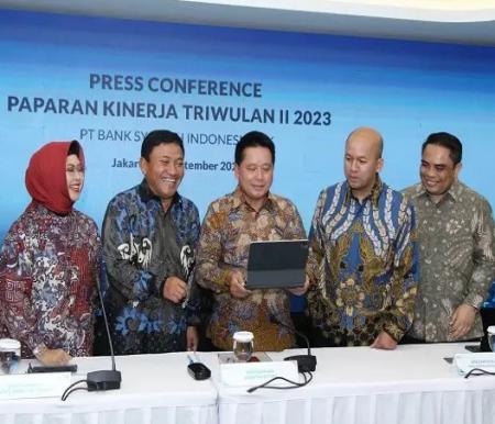 Direktur Utama PT Bank Syariah Indonesia Tbk (BSI) Hery Gunardi bersama jajaranya. (Foto: dok BSI)