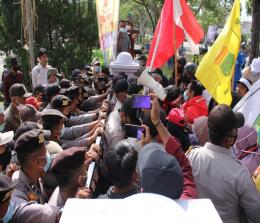 Mahasiswa saat melakukan aksi unjuk rasa di depan kantor Bupati Kepulauan Meranti