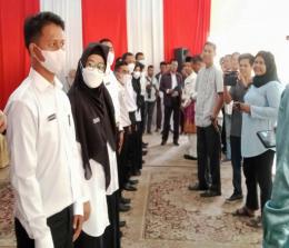 Para CPNS Kuansing saat menerima SK secara simbolis yang diserahkan Plt Bupati Kuansing Suhardiman Amby.(foto: ultra/halloriau.com)