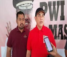 Ketua PWI Riau, Zulmansyah Sekedang (kanan) menargetkan 77 kantong darah (foto/Bayu)