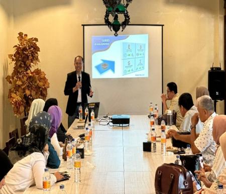 Deden Hermaddin merupakan pendiri pusat konveksi PT Tectona Cipta Niaga dalam sesi pelatihan bagi pengusaha konveksi Riau (foto/ist)
