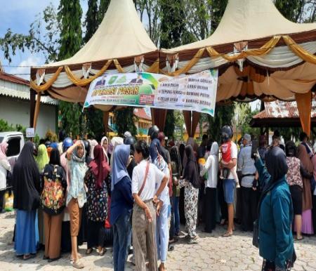 Emak-emak ramai beli beras SPHP di operasi pasar yang diselenggarakan Disperindag Riau (foto/bambang)