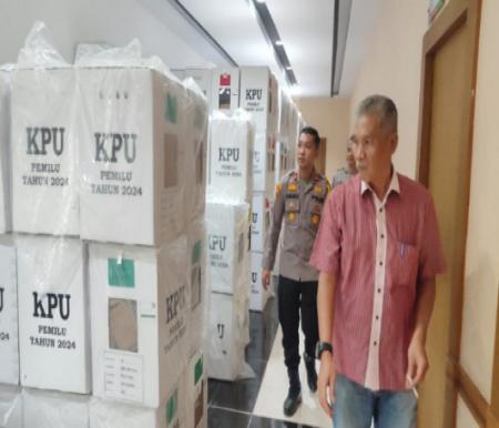 Kapolsek Payung Sekaki meninjau logistik Pemilu 2024.(foto: istimewa)