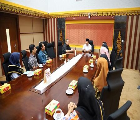 Ketua DPRD Riau, Yulisman sambut anak-anak muda yang mengikuti program di Sekjen DPR RI (foto/rinai)