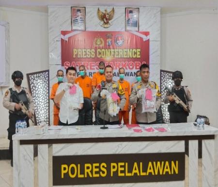 Kapolres Pelalawan, AKBP Suwinto didampingi Kasat Narkoba Ferlanda Oktora saat konferensi pers (foto/andi)