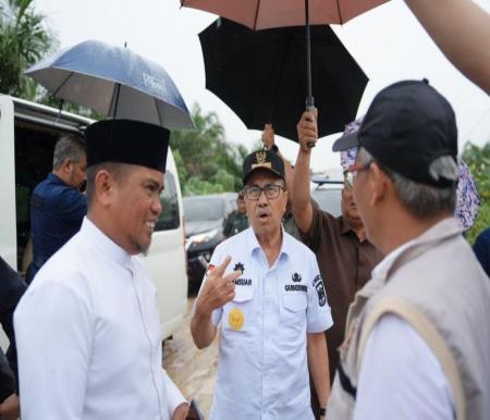 Gubri Syamsuar saat meninjau Jalan Lintas Bono Pelalawan bersama anggota Komisi V DPR RI dan Bupati Pelalawan, Zukri Misran.(foto: mcr)