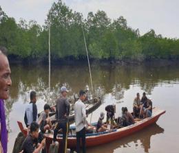 Tim gabungan saat mencari warga yang diduga diterkam buaya di Sungai Kayu Ara (foto/int)
