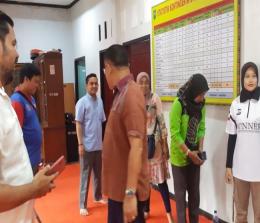 Ketua Komisi V DPRD Riau, Robin P Hutagalung (kemeja coklat) saat mengunjungi kantor National Paralympic Committee (NPC) Riau, Rabu (15/3).