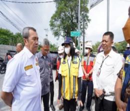 Gubernur Riau, Syamsuar saat dampingi Dirjen Cipta Karya, Diana Kusumastuti tinjau proyek IPAL di Pekanbaru (foto/int)