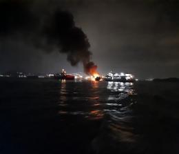 Kapal Dumai Line 5 terbakar di Perairan Sekupang, Batam, Kepulauan Riau.