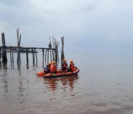 Tim SAR melanjutkan pencarian kru Kapal KM Kurnia 8 yang tenggelam (foto/Bayu)
