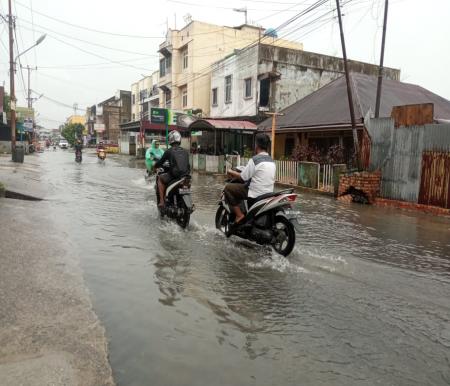 Salah satu ruas jalan di Kota Pekanbaru tergenang setelah diguyur hujan deras akibat drainase yang tidak layak.(foto: rahmat/halloriau.com)